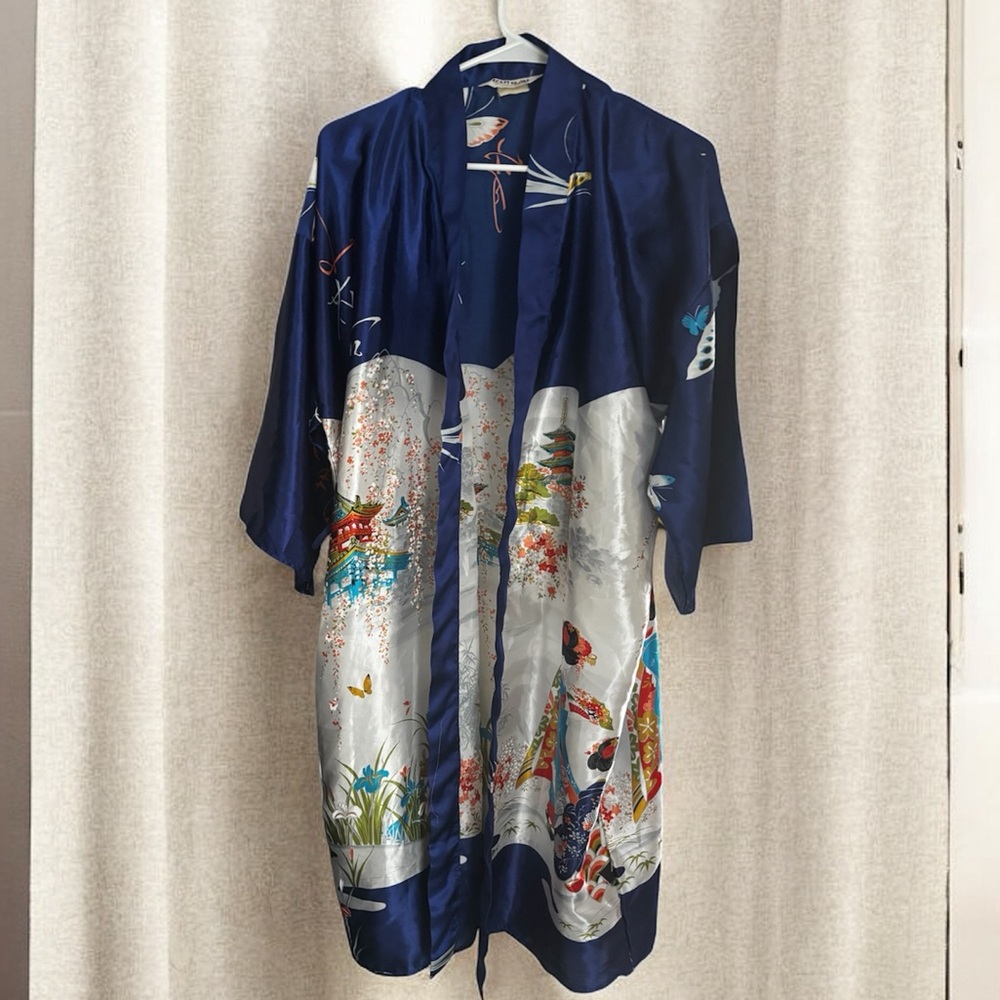 Ichi Ban Vintage Kimono Made in Japan, has a pocket Size 42 Beautiful Detail EUC
